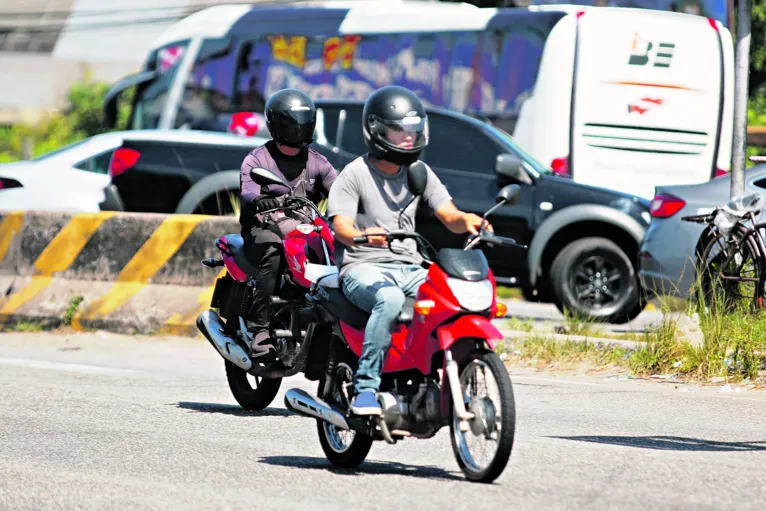 Motociclistas também devem fazer a revisão do veículo e ter total atenção na direção