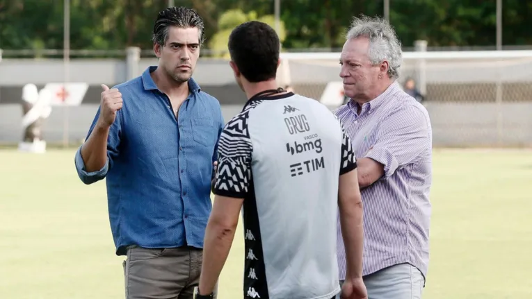 Paulo Bracks, diretor esportivo do Vasco, conversa com o técnico Barbieri e o diretor técnico Abel Braga.