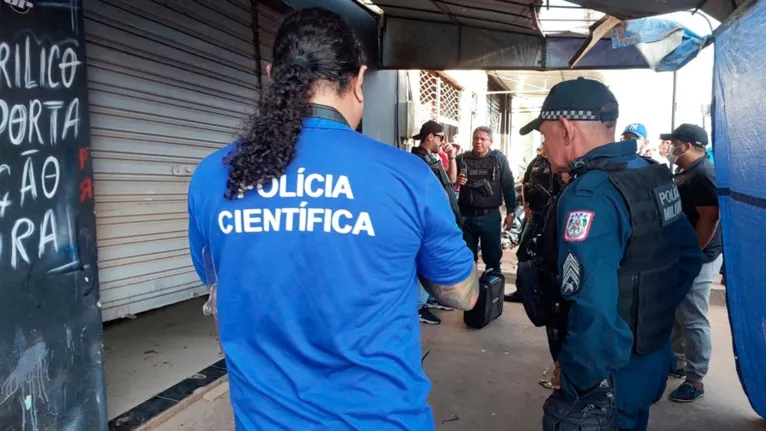 Momento em que equipe da Polícia Científica chega a loja