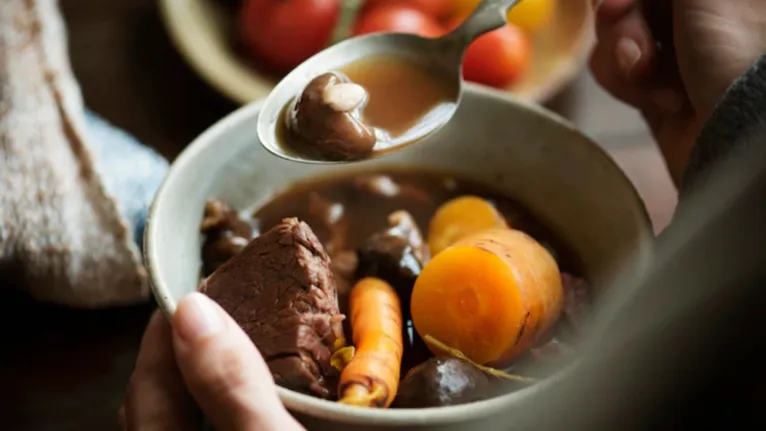 Comida requentada faz mal? Veja o que dizem os especialistas