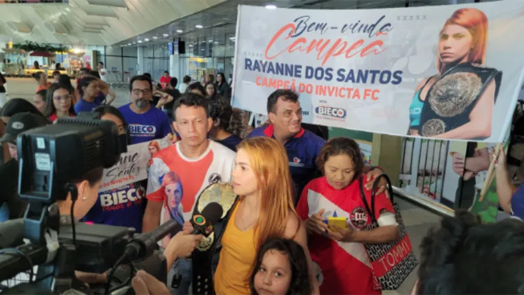 Rayanne dos Santos desembarca com cinturão do Invicta FC