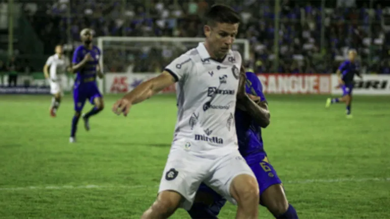 Galdezani briga com seu marcador. Em desvantagem na decisão, Remo tem que correr atrás para ser bicampeão paraense e melhorar na Série C