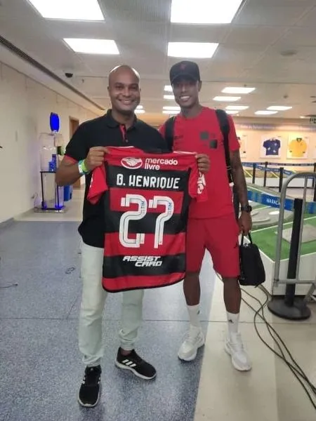 O repórter da Fla TV recusou uma proposta de R$ 5 mil pela camisa e disse que fará um quadro com ela.