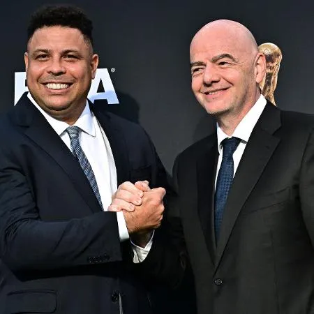 Ronaldo, ao lado do presidente da Fifa Gianni Infantino, foi a principal estrela do lançamento da logo oficial da Copa de 2026.