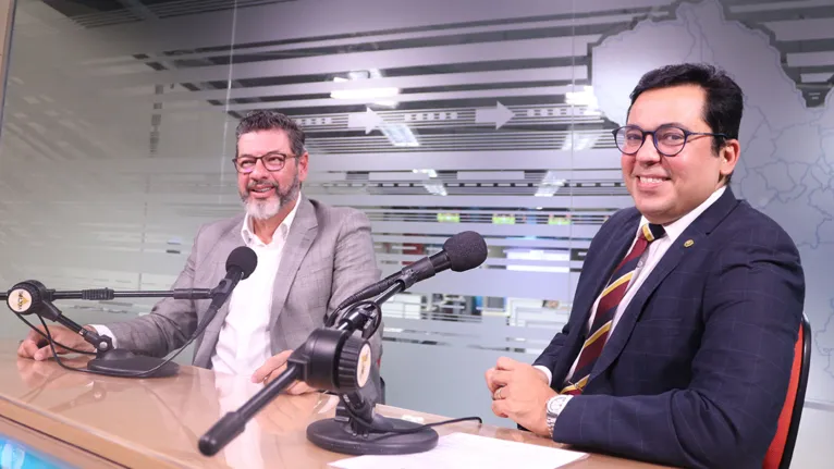 Professor Wadih Brazão e nosso colunista Cássio Bitar no estúdio da RBA TV para o especial do Comando do Consumidor.