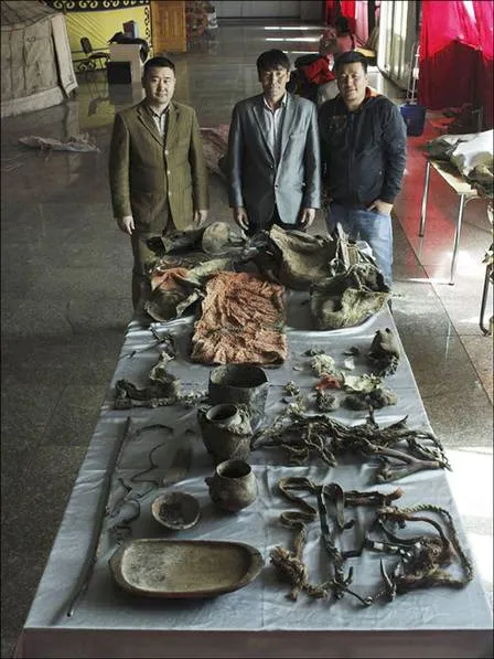 Equipe do Museu Khovd com os artefatos