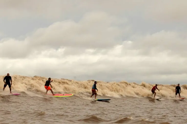 A programação mais aguardada foi a abertura da primeira Escolinha de Surf na Pororoca em Chaves