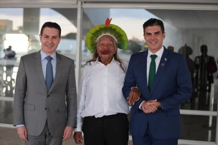 Da esquerda para a direita, ministro das Cidades, Jader Filho, cacique Raoni e governador Helder Barbalho