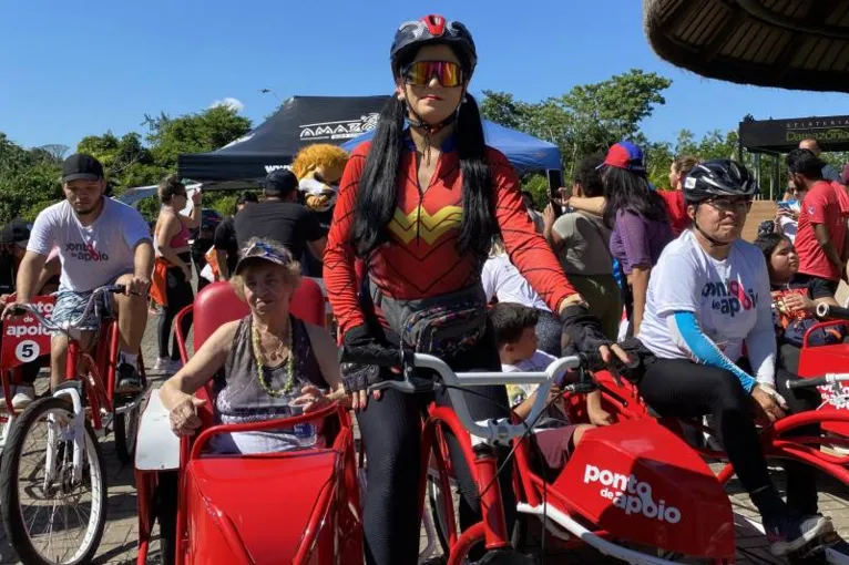 Os passeios são realizados em bicicletas artesanais.