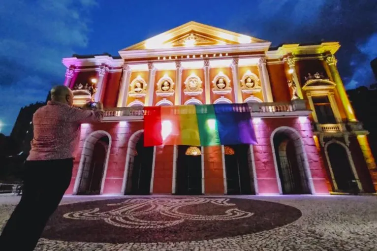 As novas cores do Theatro podem ser vistas na iluminação externa do prédio e representam as tonalidades presentes no arco-íris