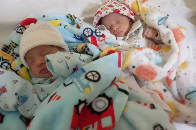 Os gêmeos após o nascimento, filhos de Katrine Lopes.
