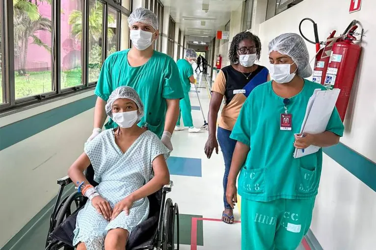 Jovem recebe transplante de rim de pai que não conhecia