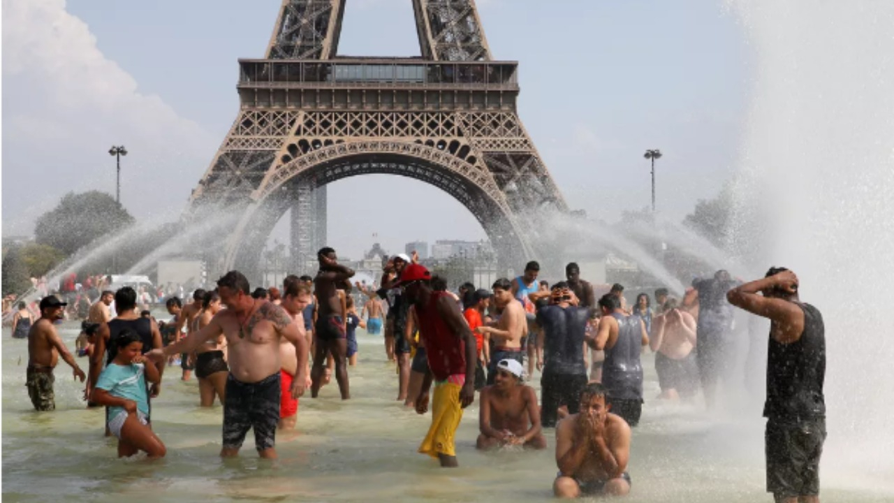 Em Paris, população se refresca em fonte próxmo a Torre Eiffel