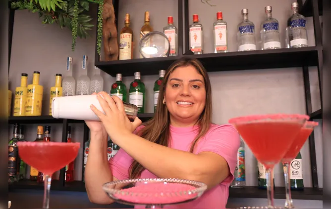 Bartender ensina fazer o "Drink da Barbie", sensação do momento.