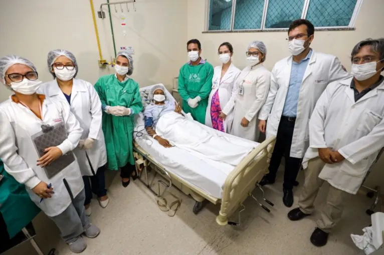 Paciente Sandra Cristina com a equipe médica do Hospital Ophir Loyola