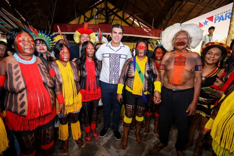Governador do Estado Helder Barbalho ao lado de liderem indígenas