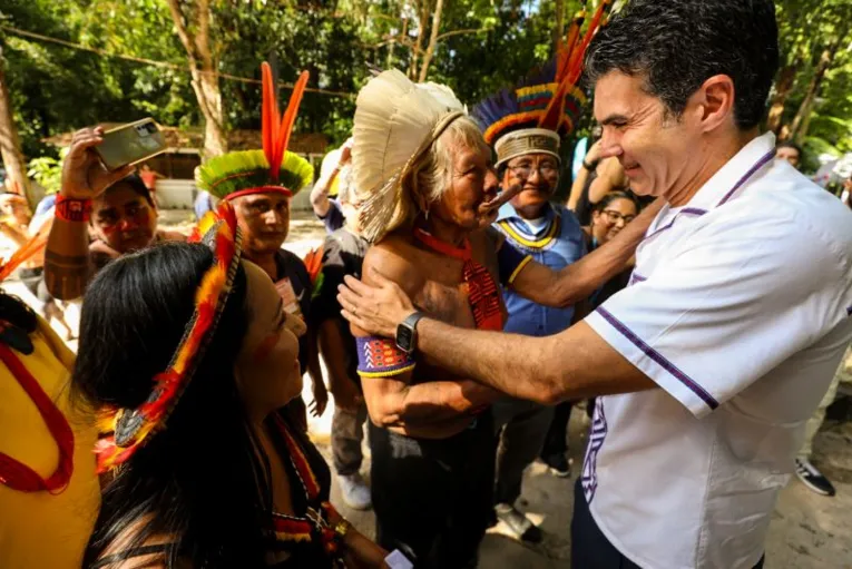 Governador do Estado Helder Barbalho ao lado de liderem indígenas