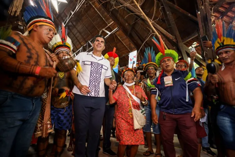 Governador do Estado Helder Barbalho ao lado de liderem indígenas