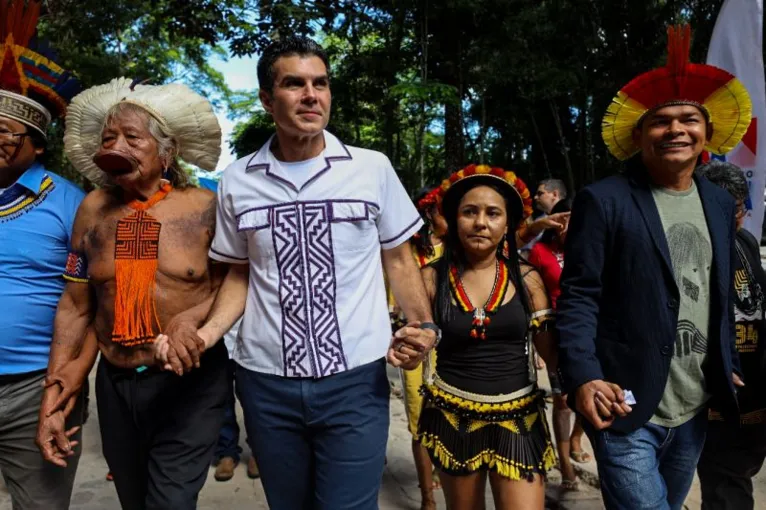 Governador do Estado Helder Barbalho ao lado de liderem indígenas e da Secretária de Estado dos Povos Indígenas (Sepi), Puyr Tembé