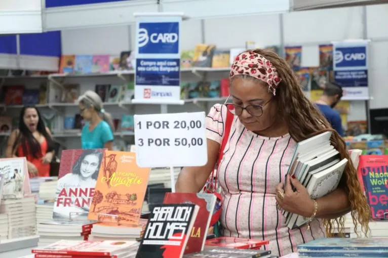 Frequentadores querem aproveitar todas as oportunidades de mais uma edição da Feira Pan-Amazônica do Livro