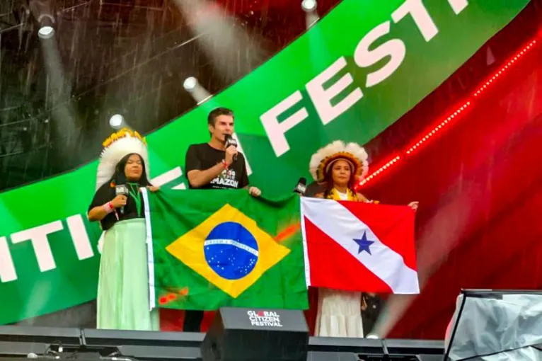 Helder, Sônia Guajajara e Puyr Tembé subiram ao palco do Global Citizen Festival com as bandeiras do Brasil e do Pará
