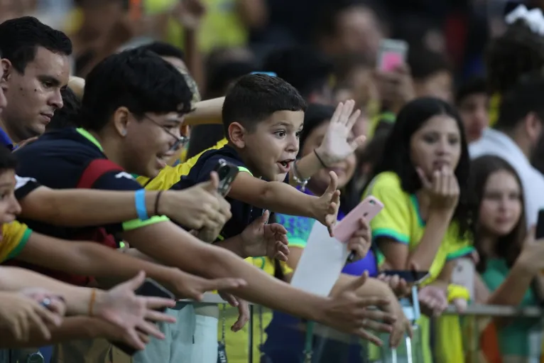 Crianças estiveram no treino da Seleção, na última quinta-feira (7), no Mangueirão