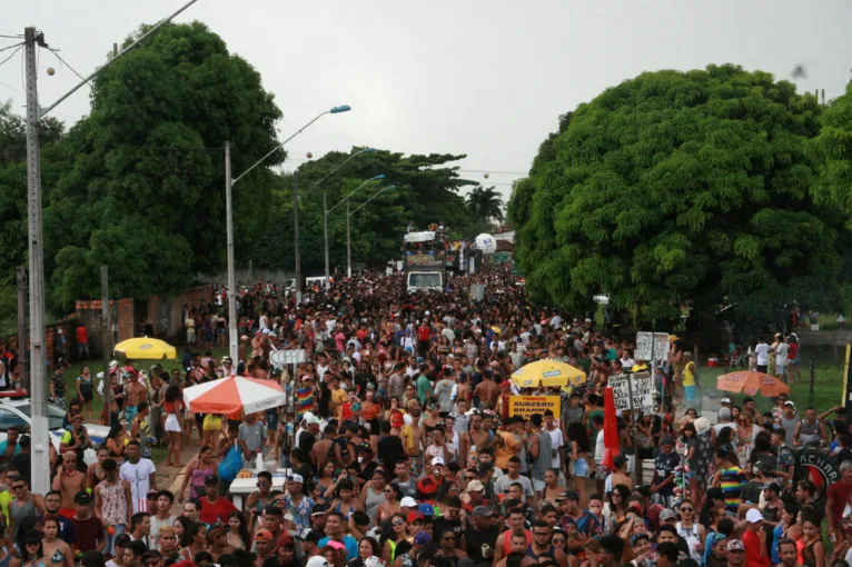 Parada LGBTI+ de Mosqueiro reuniu uma enorme multidão em 2022. Previsão para este ano é que atraia cerca de 50 mil pessoas