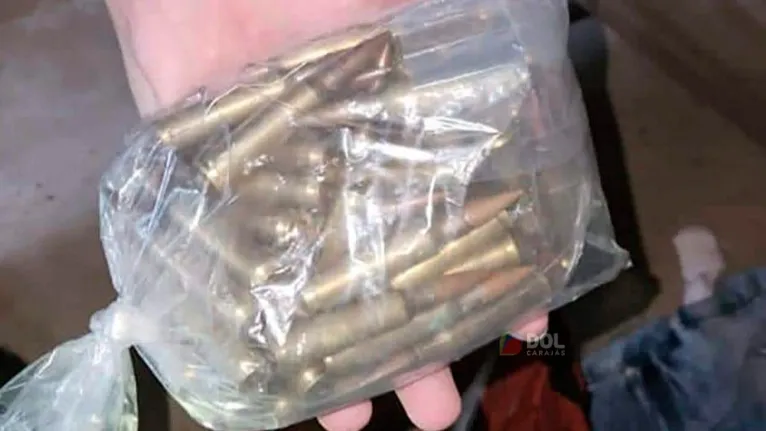 Foram encontradas munições de grosso calibre e substâncias suspeitas de serem drogas