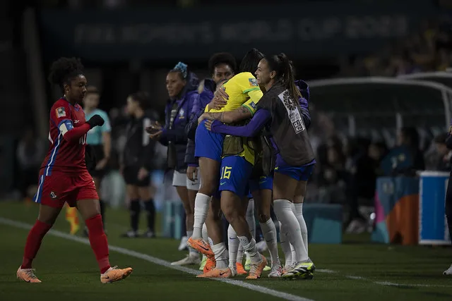 Brasil goleia Panamá e lidera grupo na Copa do Mundo 