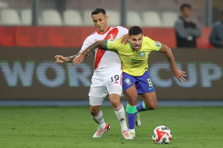 Marquinhos marca aos 44 e Brasil é líder das eliminatórias