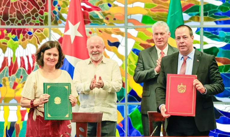 Assinaturas de Atos - Presidente da República, Luiz Inácio Lula da Silva - Presidente da República de Cuba, Miguel Díaz-Canel, e o ministro do desenvolvimento agrário, Paulo Teixeira (e) - Palácio da Revolução