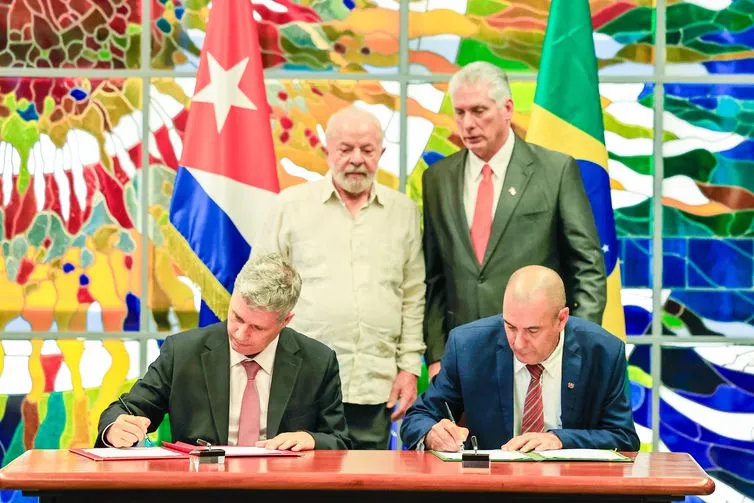 Ministros que acompanharam o presidente da República, Luiz Inácio Lula da Silva, assinaram acordos de cooperação