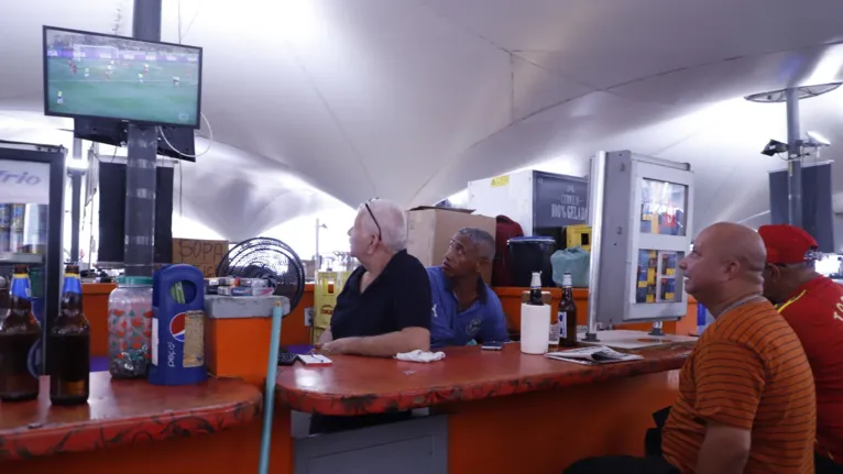 Um olho na tv, outro no prato: o dia foi de torcida para quem foi comer no Ver-o-Peso