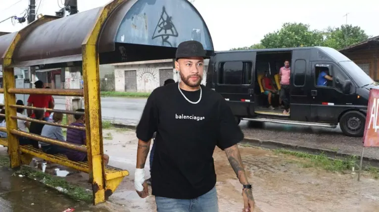 Segundo alguns internautas, o "Menino Ney" adora passear de vam por Belém.