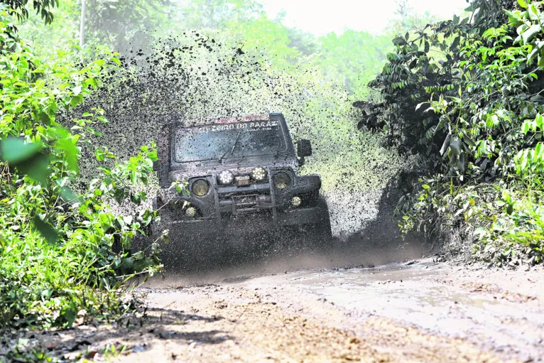 Os participantes “ignoraram” os 185 quilômetros por estrada, preferindo os 320 km por terra, areia, mata fechada, igarapés e lama, muita lama