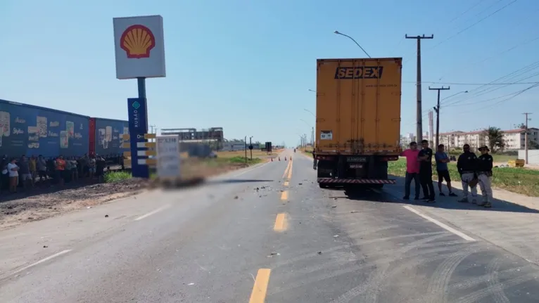 Acidente envolveu uma motocicleta e a carreta dos Correios