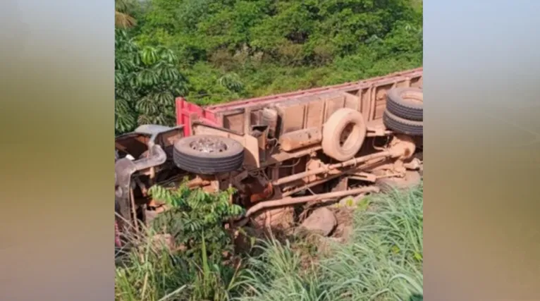 Com o impacto, uma das carretas foi parar em barranco