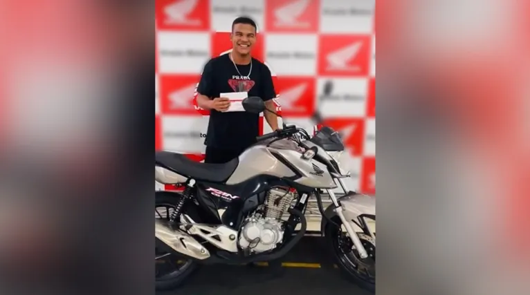 Jeferson estaria conduzindo a moto em alta velocidade e tentou passar entre a lombada e o meio fio