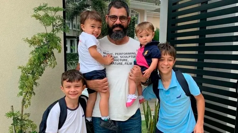 Juliano Cazarré com filhos
