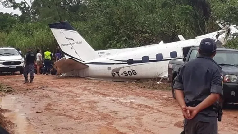 O avião, modelo Bandeirante PT-SOG caiu nas proximidades do aeroporto do município de Barcelos