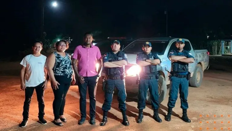 Equipe que resgatou a criança na fazenda