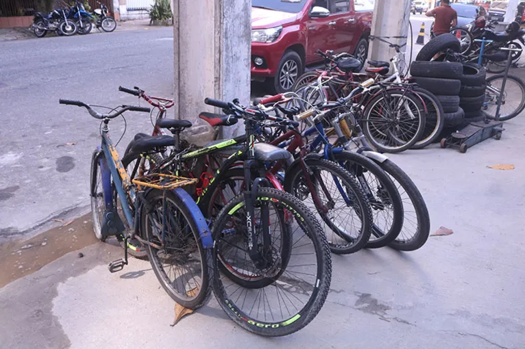 Trabalhadores improvisam bicicletário em Belém