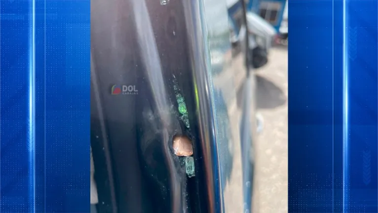 Imagens compartilhadas nas redes sociais mostram várias marcas de tiros no que seria o carro
