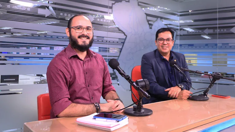Enderson Oliveira, jornalista e coordenador do DOL, junto com nosso colunista Cássio Bitar no estúdio da RBA TV.
