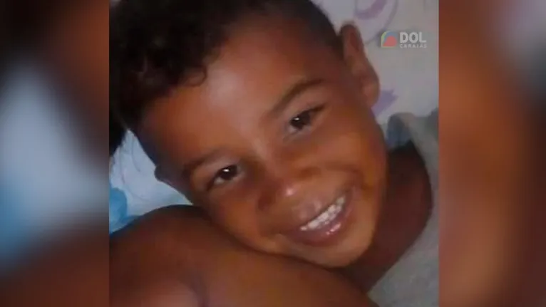 O menino de apenas 6 anos estava brincando com coleguinhas quando o adolescente se aproximou e começou a fatídica 'brincadeira'