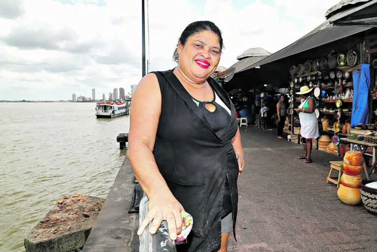 Simone acompanha a passagem da santa, mesmo no meio da correria do trabalho