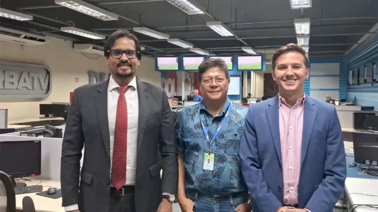 Mário Célio (esquerda) representa Marco Antônio Pina e Pietro Viana (direita) representa Fábio Bentes, em foto com o editor executivo do DOL, Mauro Neto (Centro)