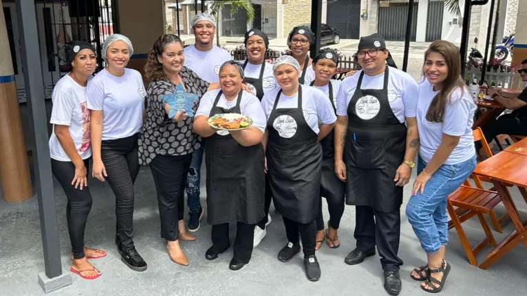 Turma do Box Bar da Lúcia no bairro do Telegrafo, em Belém, com a jornalista Haynna Hálex.