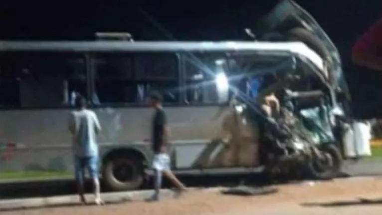 Motorista de micro-ônibus morre após bater em uma carreta 