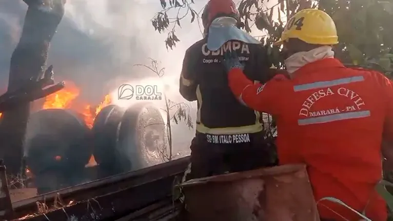 Equipe do Bombeiro e Brigada de Incêndio debelando o fogo nos pneus